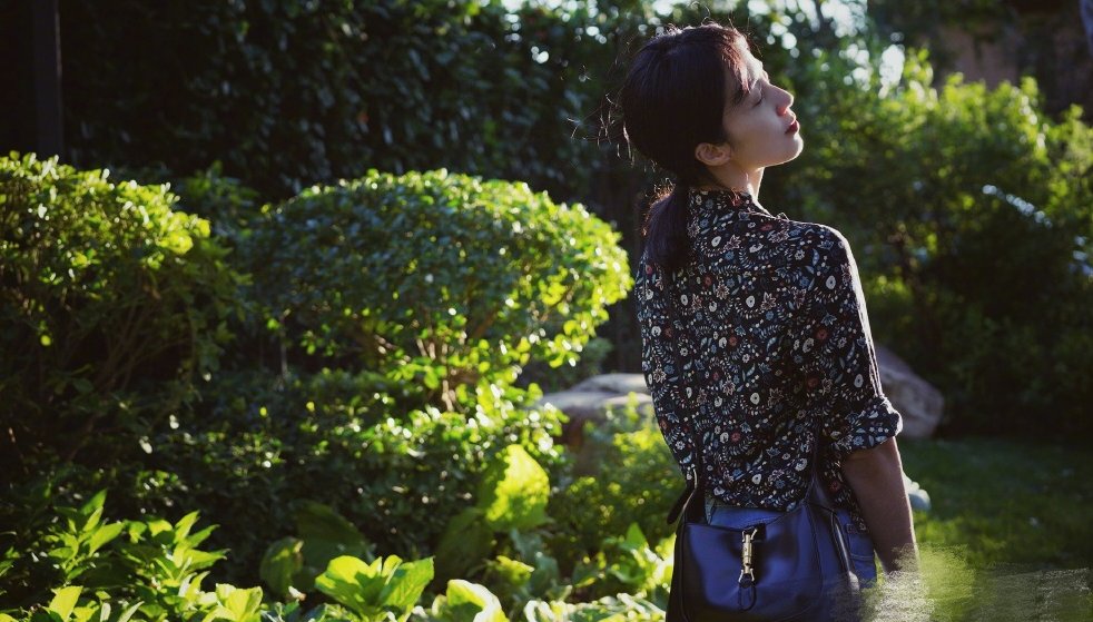 孙莉|黄磊为爱妻拍美照，孙莉生三娃身材不走样，背影和女儿多多分不清