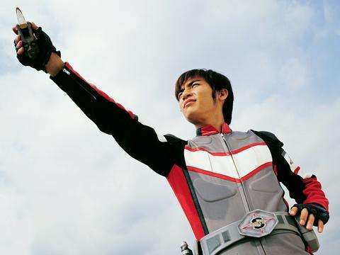 有很多粉丝都呼吁更换戴拿奥特曼人间体的饰演者,一时间飞鸟信的扮演