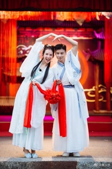 蔡少芬|四缺一！洪欣陈法蓉为蔡少芬庆生独缺朱茵，张晋携女儿合唱生日歌好温馨