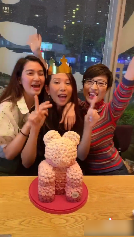 蔡少芬|四缺一！洪欣陈法蓉为蔡少芬庆生独缺朱茵，张晋携女儿合唱生日歌好温馨