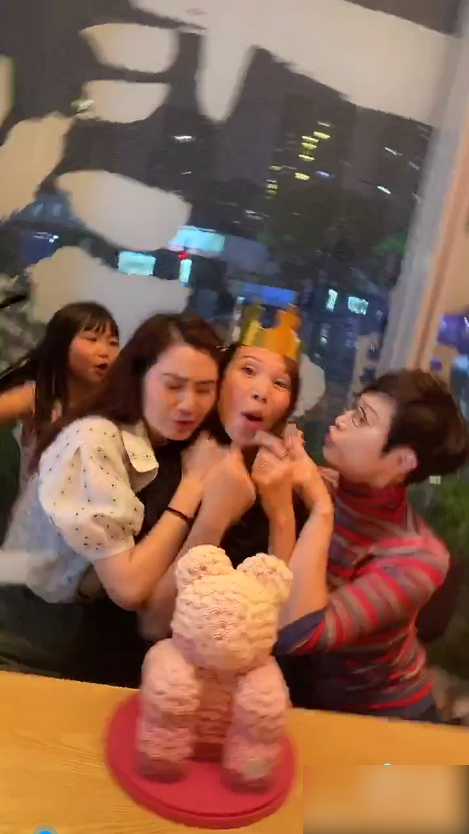 蔡少芬|四缺一！洪欣陈法蓉为蔡少芬庆生独缺朱茵，张晋携女儿合唱生日歌好温馨