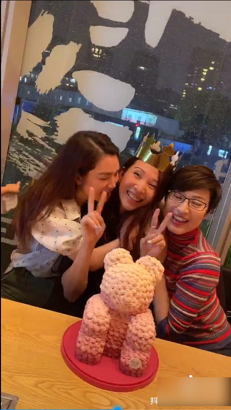 蔡少芬|四缺一！洪欣陈法蓉为蔡少芬庆生独缺朱茵，张晋携女儿合唱生日歌好温馨