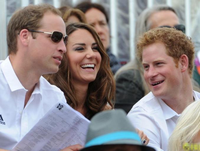 哈里王子|36岁生日贺卡藏玄机！哈里被取消皇家头衔，梅根还自称公爵夫人