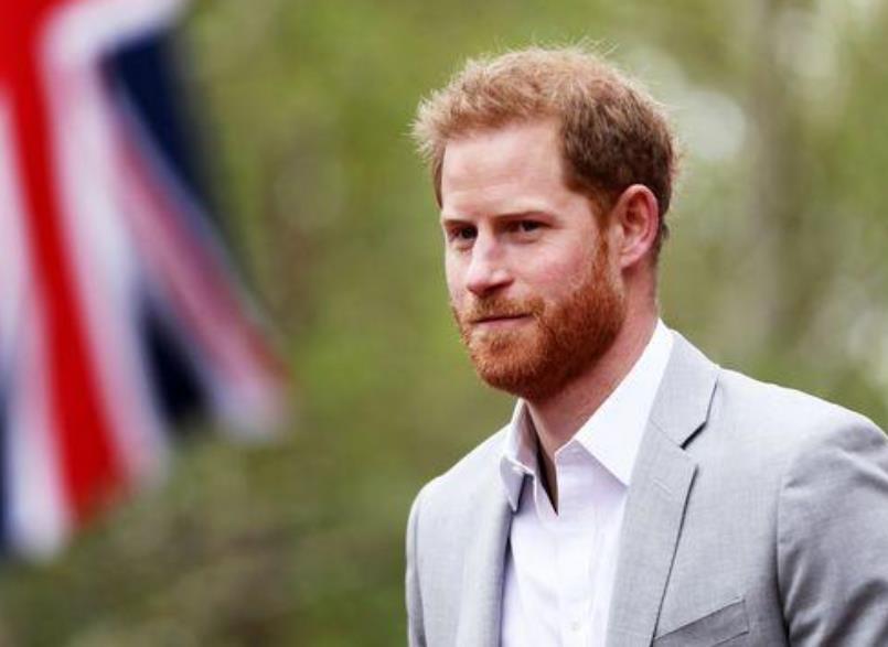 哈里王子|36岁生日贺卡藏玄机！哈里被取消皇家头衔，梅根还自称公爵夫人