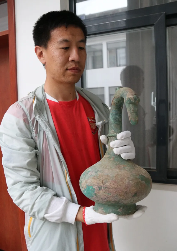 三门峡市文物考古研究所|三门峡：鹅首曲颈青铜壶中3000ml神秘液体是啥？西汉古酒！