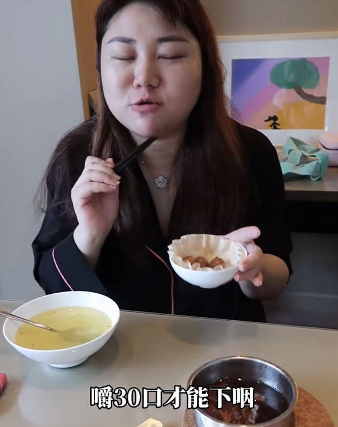 杨天真|杨天真近照憔悴，切胃后一口饭嚼30下，衣袖泡汤里被吐槽太邋遢