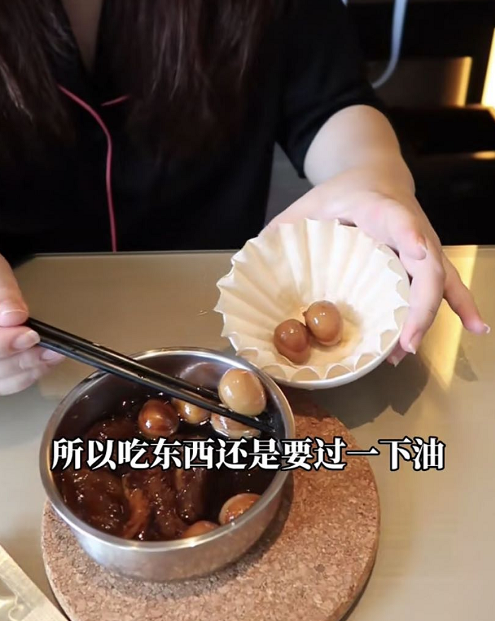 杨天真|杨天真近照憔悴，切胃后一口饭嚼30下，衣袖泡汤里被吐槽太邋遢