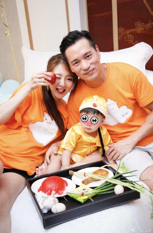 陈荣炼|安以轩二胎未生已获赠豪礼，陈荣炼掷13亿买股份，夫妻联名做股东