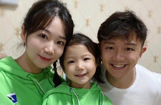陈一冰夫妇给女儿庆生,5岁女儿长相甜美颜值高,五官神似爸爸