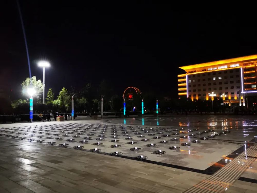 200架无人机点亮平罗城区夜空