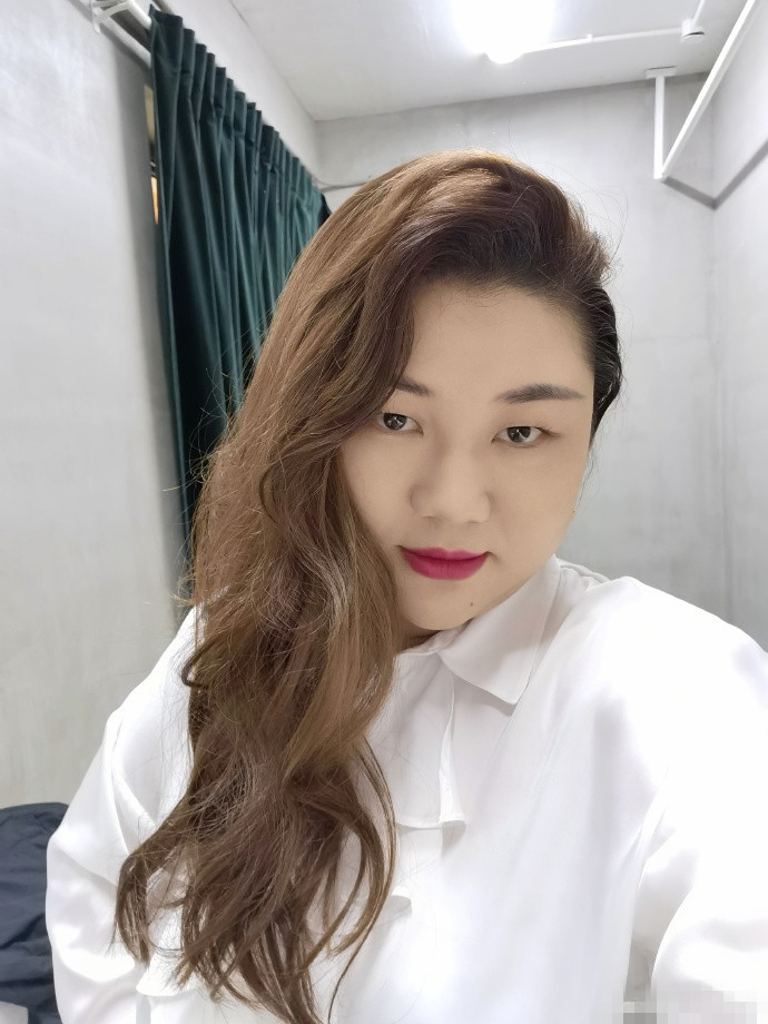 杨天真|杨天真近照憔悴，切胃后一口饭嚼30下，衣袖泡汤里被吐槽太邋遢