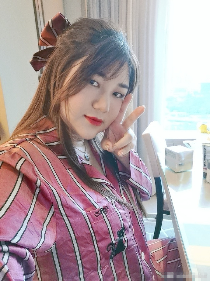 杨天真|杨天真近照憔悴，切胃后一口饭嚼30下，衣袖泡汤里被吐槽太邋遢