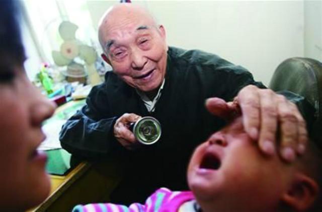 山东老人隐姓埋名70年开诊所救人无数35年后家人才知道其身份