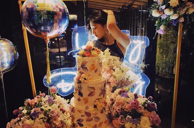 关晓彤|关晓彤圈内人缘遭质疑，生日仅两人发博祝福，与平时表现差别大