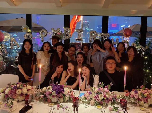 关晓彤|关晓彤圈内人缘遭质疑，生日仅两人发博祝福，与平时表现差别大