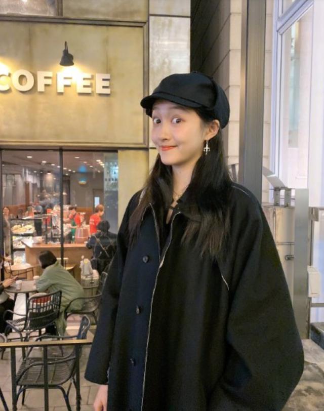 关晓彤|关晓彤圈内人缘遭质疑，生日仅两人发博祝福，与平时表现差别大