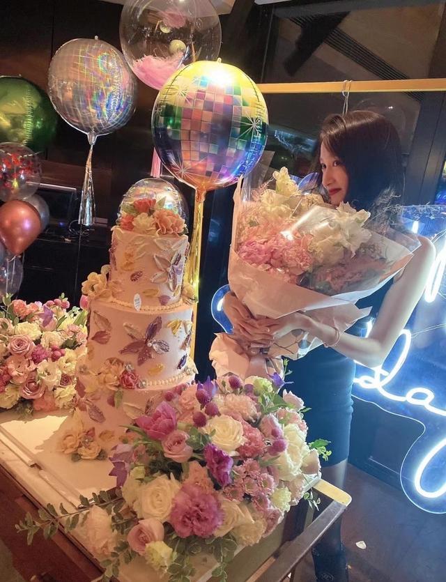 关晓彤|关晓彤圈内人缘遭质疑，生日仅两人发博祝福，与平时表现差别大