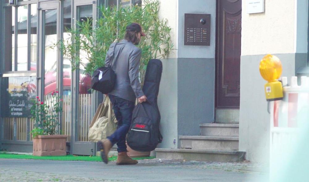 基努·里维斯|基努疑似在黑客帝国4片场受伤，腿脚不便，独自一人背3个行李回家