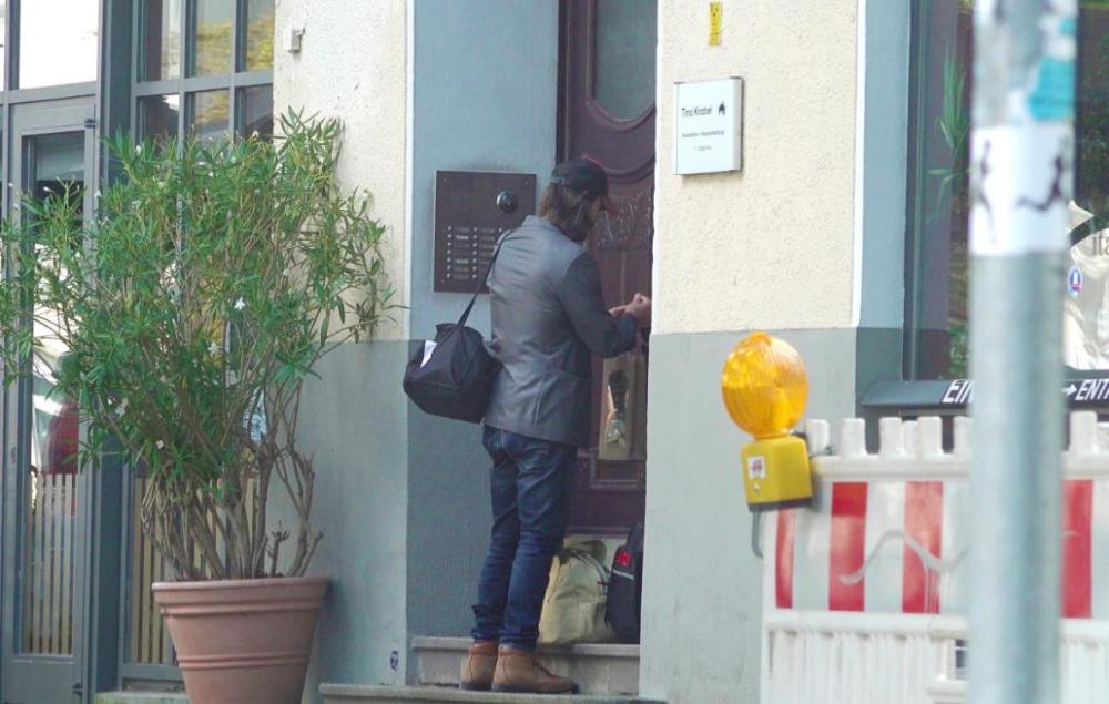 基努·里维斯|基努疑似在黑客帝国4片场受伤，腿脚不便，独自一人背3个行李回家