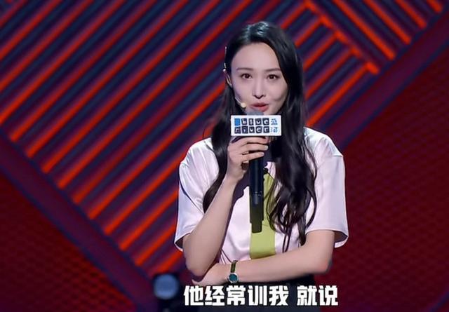 脱口秀大会|《脱口秀大会》的爽言爽语，一半赞扬一半嘲讽，郑爽的奇葩体质