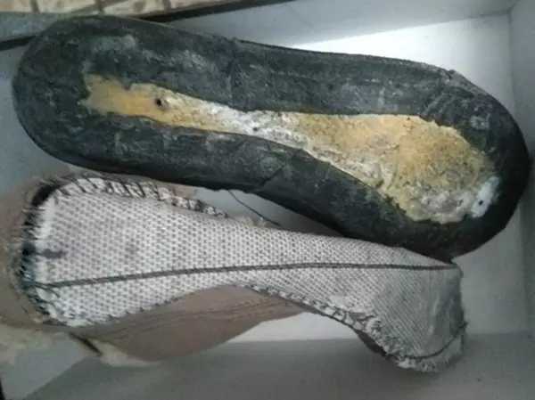 女子收到前男友的快递,打开后居然是一双破鞋 女子怒骂渣男