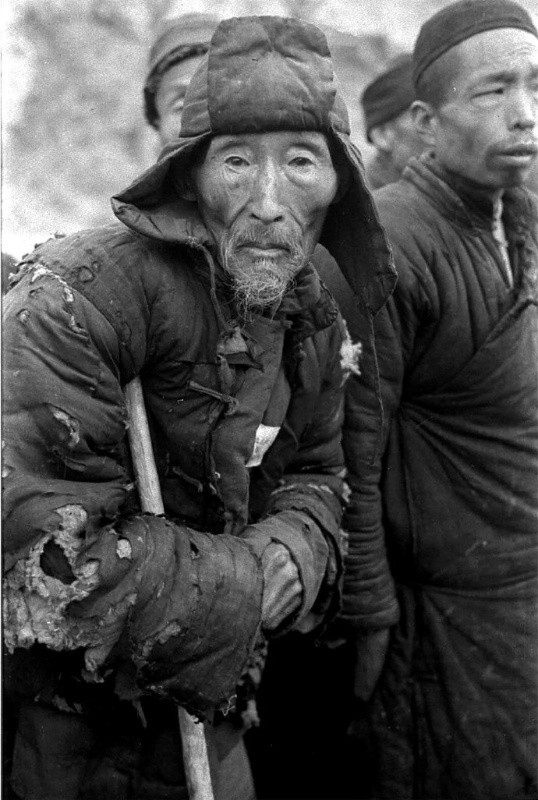 1942年河南饥荒,这些彩色照片更显示出悲凉