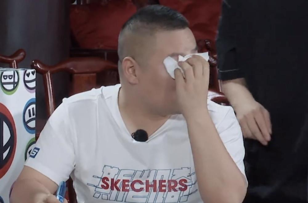德云社团综催泪一幕,岳云鹏请郭德纲提缺点,师父说完他感动哭了