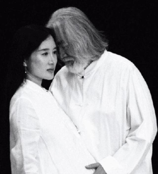 张纪中|张纪中与女儿合照曝光！头发花白轻抱婴儿，被网友吐槽看着像爷孙