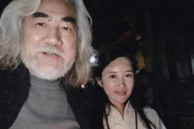 张纪中|张纪中与女儿合照曝光！头发花白轻抱婴儿，被网友吐槽看着像爷孙
