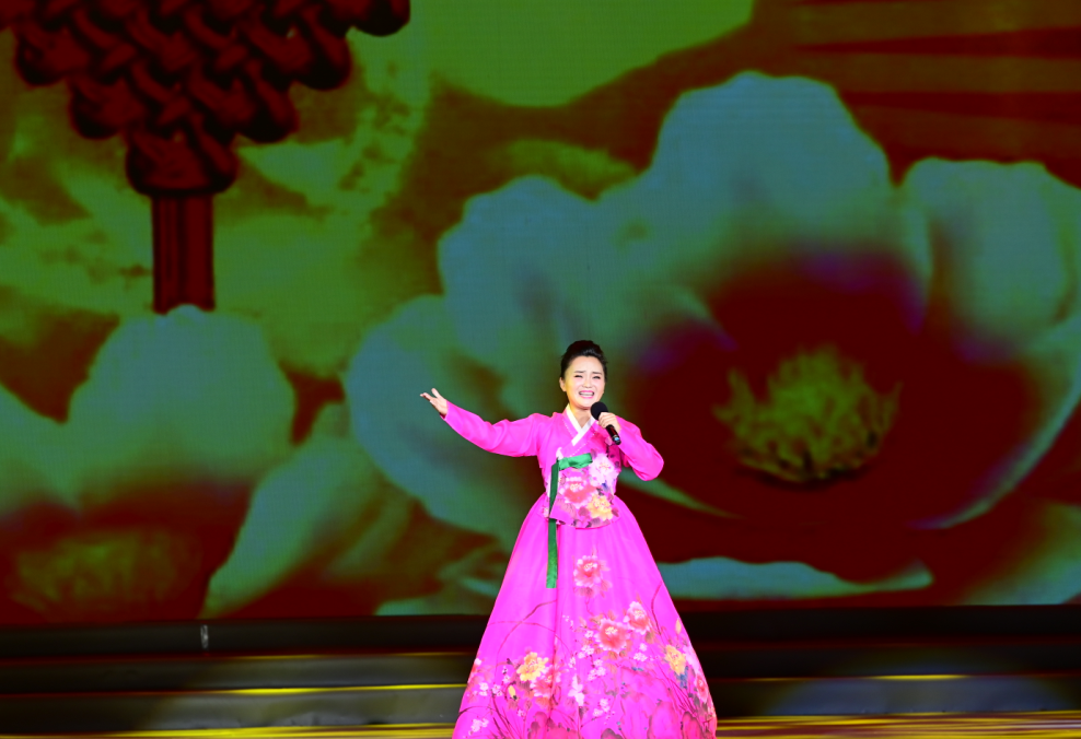 云朵 祝愿铺在大地上 大地洋溢温馨和谐 朝鲜族青年歌唱家卞英花演唱