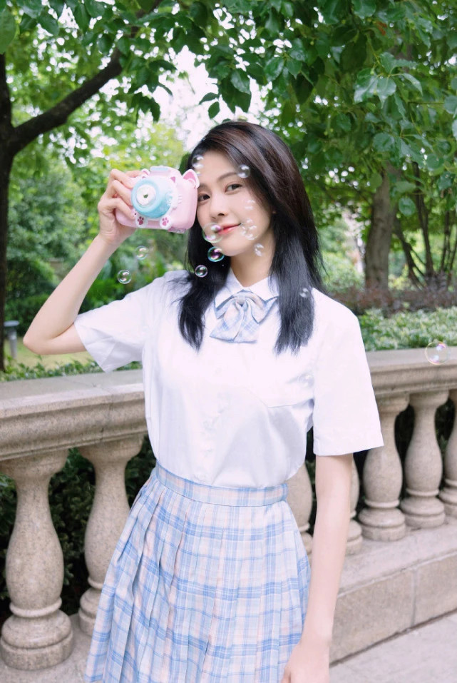 白鹿穿jk服尽显清纯可爱当她拿起泡泡机那刻仿佛看到初恋模样