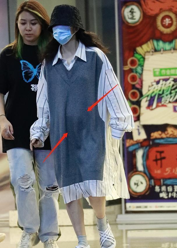 谢娜|谢娜现身直播再引怀孕猜测，穿白裙小腹微凸，疑因体力不支提前离场