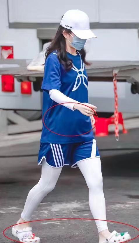 谢娜|谢娜现身直播再引怀孕猜测，穿白裙小腹微凸，疑因体力不支提前离场