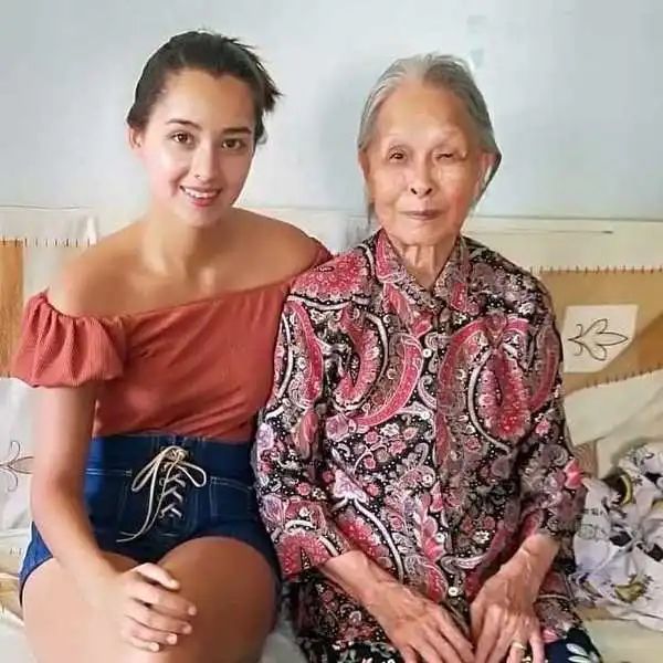 谢嘉怡|港姐冠军不同命！黄嘉雯坐一年冷板凳，谢嘉怡上任半个月就有工作