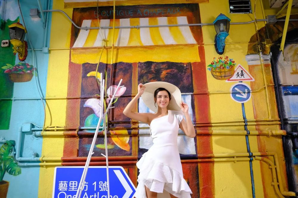 谢嘉怡|港姐冠军不同命！黄嘉雯坐一年冷板凳，谢嘉怡上任半个月就有工作