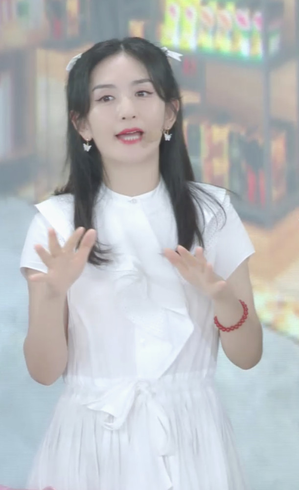 谢娜|谢娜现身直播再引怀孕猜测，穿白裙小腹微凸，疑因体力不支提前离场