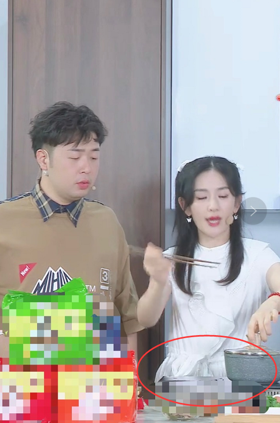 谢娜|谢娜现身直播再引怀孕猜测，穿白裙小腹微凸，疑因体力不支提前离场