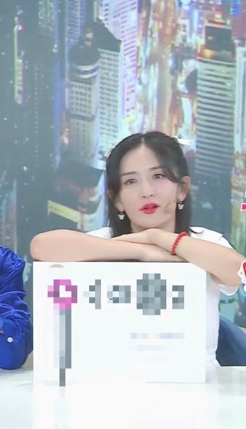 谢娜|谢娜现身直播再引怀孕猜测，穿白裙小腹微凸，疑因体力不支提前离场