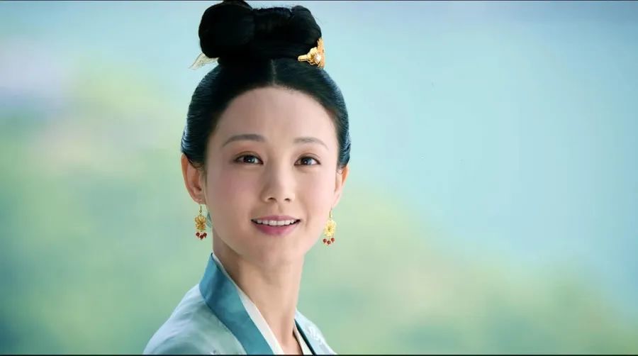 颜值|顶流小花纷纷颜值崩塌，为什么小美女很难蜕变成石破天惊大美人？