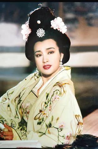 颜值|顶流小花纷纷颜值崩塌，为什么小美女很难蜕变成石破天惊大美人？