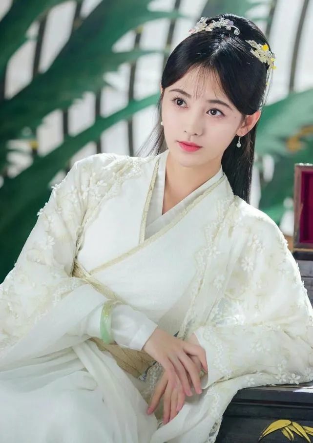 颜值|顶流小花纷纷颜值崩塌，为什么小美女很难蜕变成石破天惊大美人？