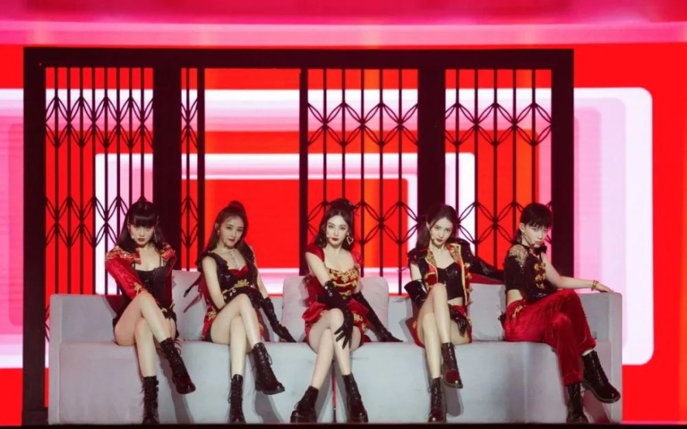 颜值|顶流小花纷纷颜值崩塌，为什么小美女很难蜕变成石破天惊大美人？