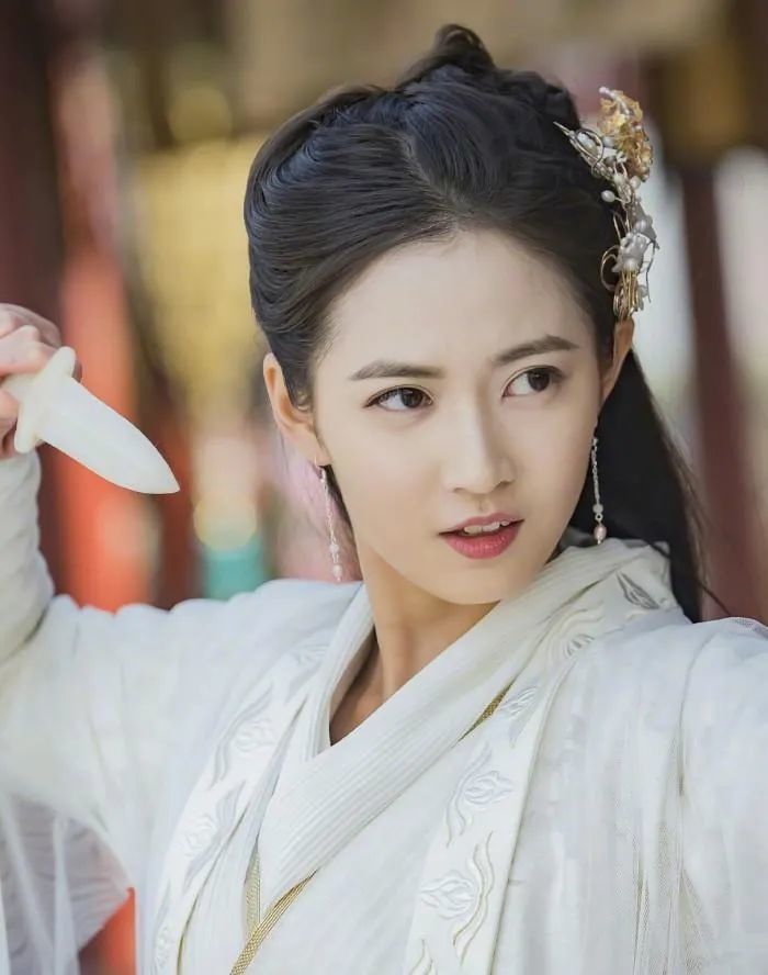 颜值|顶流小花纷纷颜值崩塌，为什么小美女很难蜕变成石破天惊大美人？