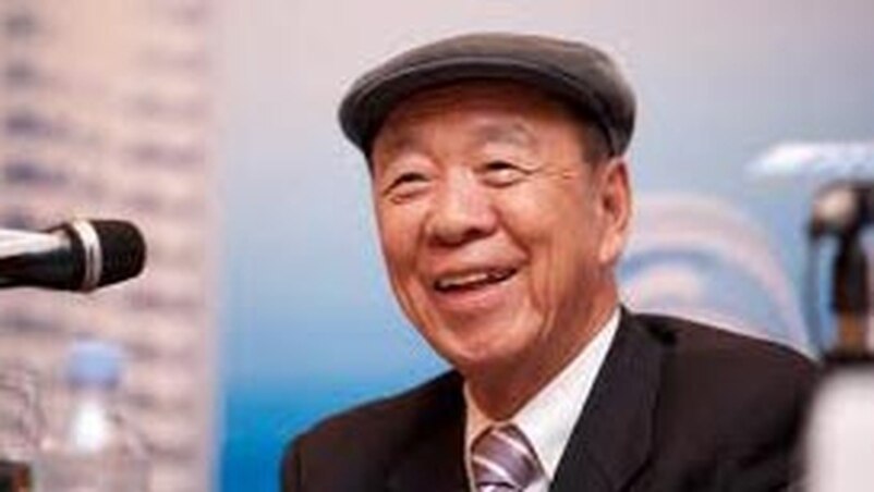 吕志和|91岁千亿富豪吕志和带长发美女喝糖水，结婚70年太太给足自由