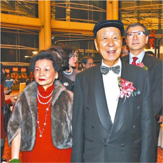 吕志和|91岁千亿富豪吕志和带长发美女喝糖水，结婚70年太太给足自由