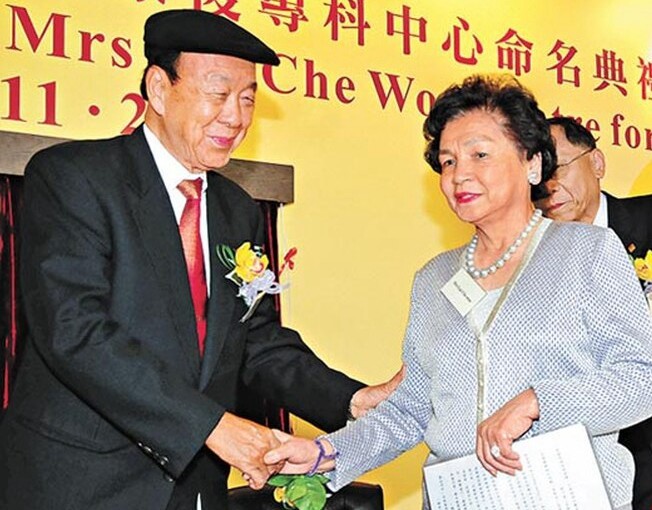 吕志和|91岁千亿富豪吕志和带长发美女喝糖水，结婚70年太太给足自由