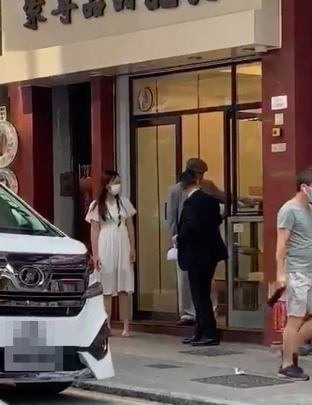 吕志和|91岁千亿富豪吕志和带长发美女喝糖水，结婚70年太太给足自由