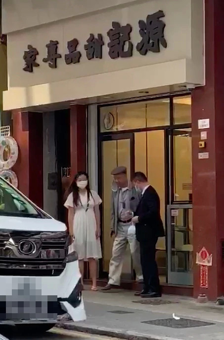 吕志和|91岁千亿富豪吕志和带长发美女喝糖水，结婚70年太太给足自由