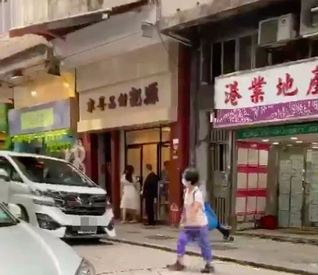 吕志和|91岁千亿富豪吕志和带长发美女喝糖水，结婚70年太太给足自由