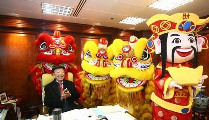 吕志和|91岁千亿富豪吕志和带长发美女喝糖水，结婚70年太太给足自由